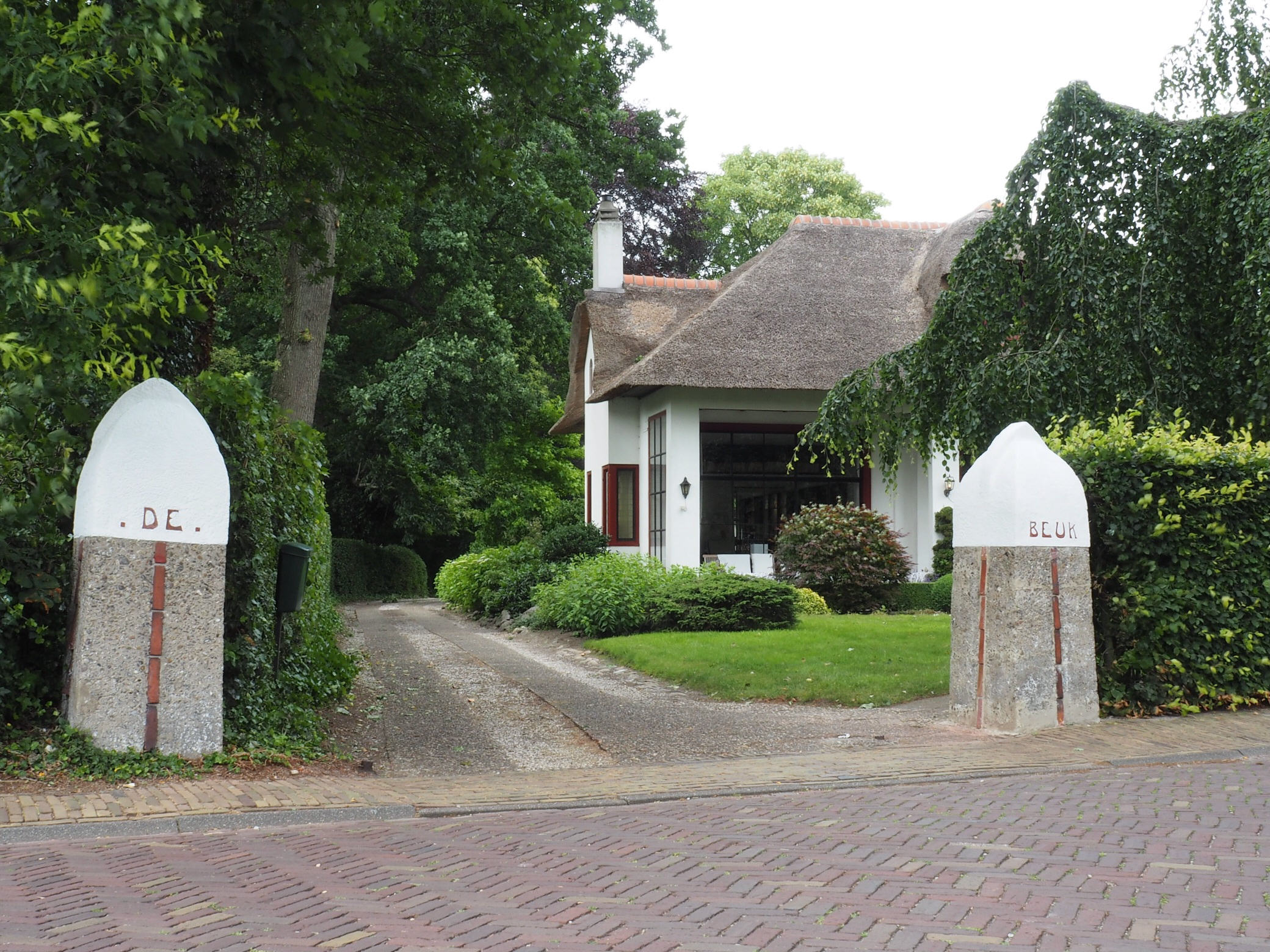 Monumentale hekpijlers gerestaureerd